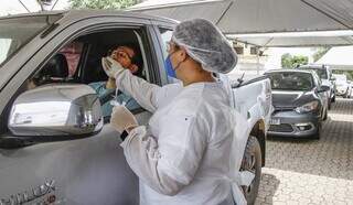Homem faz teste de antígeno em drive-thru de Campo Grande. (Foto: Arquivo/Edemir Rodrigues/Subcom-MS)