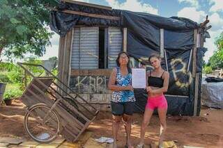  Ana Karla e Neusa dos Santos Guerrise em terreno regularizado na Só por Deus. (Foto: Marcos Maluf)