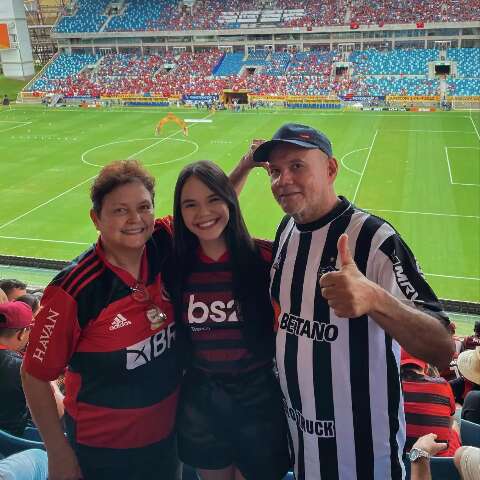 Rivais, finalmente filha consegue unir pai e mãe no mesmo estádio
