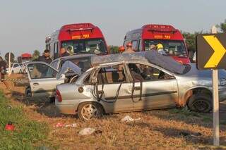 À frente na imagem, Classic onde estavam as 5 vítimas ao lado do Renault Clio. (Foto: Marcos Maluf)