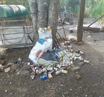 Lixo às margens do rio Mimoso rende multa de R$ 10 mil a proprietário rural