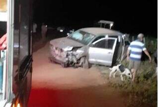 Colisão frontal entre caminhonete e carro de passeio deixa pessoas feridas Interior Campo