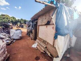 Materiais recicláveis foram reunidos para montar a casa. (Foto: Marcos Maluf)