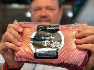 Richard Rasmussen exibe a Carne a Pasto, disponível nas lojas da rede Big Beef (Foto: Divulgação)