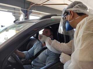 Teste sendo feito em homem em drive-thru de Campo Grande. (Foto: Marcos Maluf)