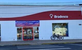 Bandidos entram pelo telhado e tentam furar parede para acessar cofre de banco 