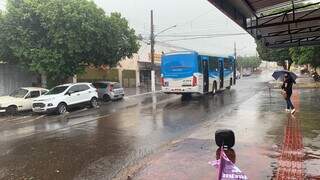 Chuva já cai no bairro Nova Lima e moradores tiveram de pegar o guarda-chuvas. (Foto: Mirian Machado)