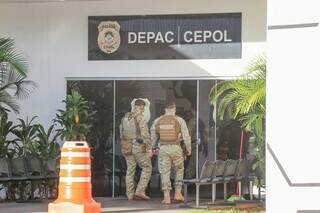 Policiais chegando na Depac Cepol depois de cumprimento de mandados. (Foto: Henrique Kawaminami)