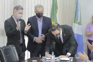 Titular da Sejusp, Antônio Videira, governador Reinaldo Azambuja e novo delegado-geral, Roberto Gurgel. (Foto: Marcos Maluf)