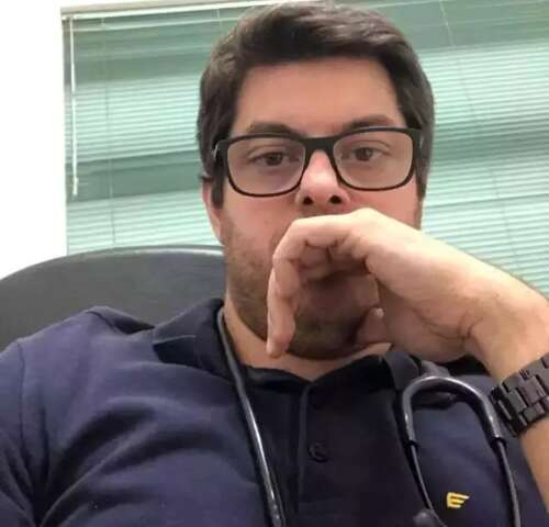 M&eacute;dico que bateu a cabe&ccedil;a em cal&ccedil;ada passa por cirurgia e segue em estado grave 