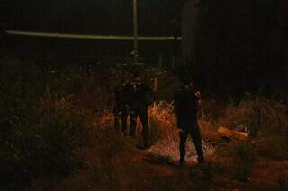 Policiais durante buscas em terreno de ferro-velho (Foto: Paulo Francis)