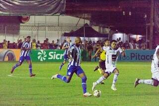 Jogadores em campo durante o duelo desta noite. (Foto: André Palma Ribeiro / Avaí F.C)