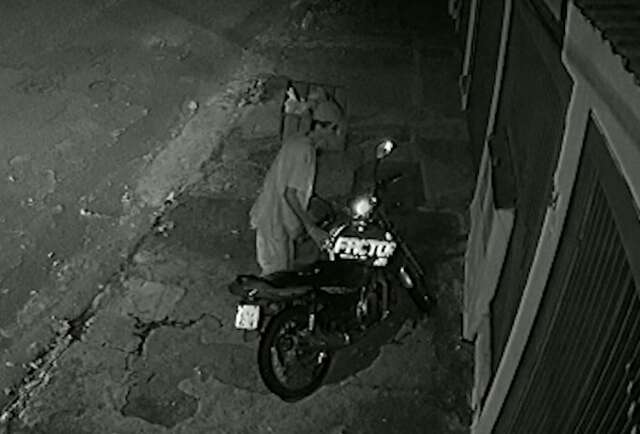 Em quest&atilde;o de segundos, motocicleta &eacute; furtada na frente de casa na Vila Jacy