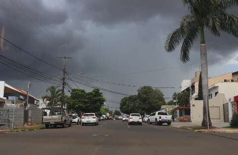 Nuvens escuras confirmam chegada de pancada de chuva em Campo Grande