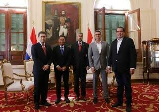 Prefeito de Campo Grande ao lado do presidente do Paraguai e ministros. (Foto: Divulgação)
