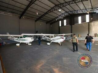 Agentes da Senad em hangar onde foram apreendidos aviões da organização. (Foto: Divulgação)