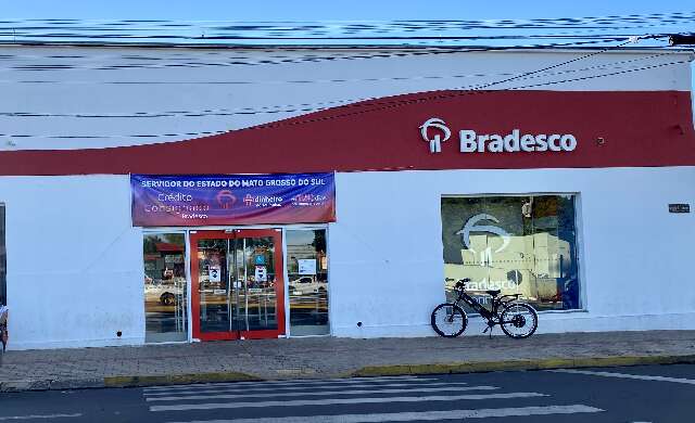Bandidos entram pelo telhado e tentam furar parede para acessar cofre de banco 