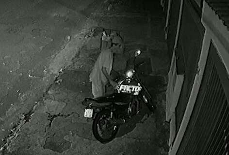 Em questão de segundos, motocicleta é furtada na frente de casa na Vila Jacy
