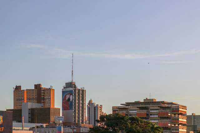 Capital ter&aacute; dia de calor e alerta para chuva e ventos at&eacute; 60 km/h