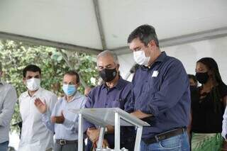 Governador Reinaldo Azambuja e secretário Eduardo Ridel assinando o termo para inicio das obras (Foto: Kísie Ainoã)