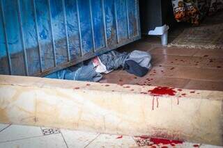 Sangue da mulher na borracharia onde ocorreram os fatos. (Foto: Henrique Kawaminami)