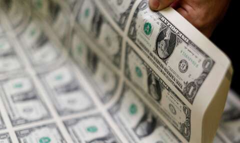 Dólar cai para R$ 5 pela primeira vez em oito meses