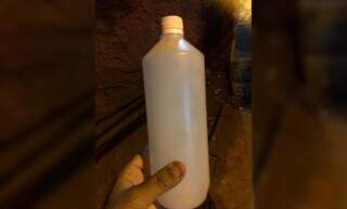 Homem morre após ingerir líquido de garrafa encontrada no lixo Homem morre após ingerir líquido de garrafa encontrada no lixo