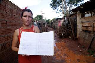 Líder da Favela do Mandela, Greiciele Naiara Ferreira com caderno de dados. (Foto: Kísie Ainoã)