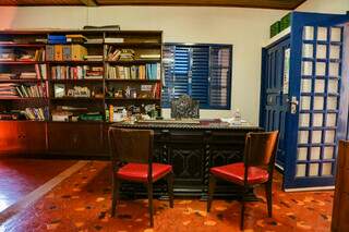 A mesa onde Paulo Coelho Machado estudou, trabalhou e escreveu sobre expressivos acontecimentos em Campo Grande. (Foto: Kísie Ainoã)