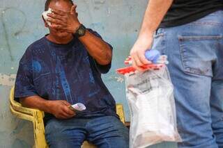 Borracheiro com o rosto tampado, durante os trabalhos policiais. (Foto: Henrique Kawaminami)