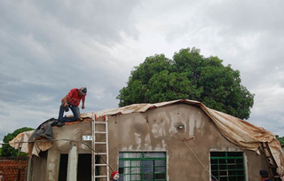 Temporal com granizo destelha casas, derruba &aacute;rvores e poste de energia el&eacute;trica