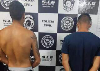 Dupla &eacute; presa ap&oacute;s agredir mulher a coronhadas e assaltar supermercado  