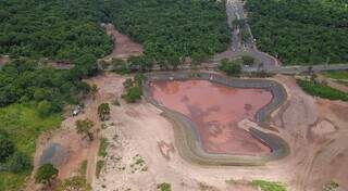 Imagem aérea da lagoa de contenção com capacidade para comportar 36 milhões de litros de água da chuva. (Foto:Edemir Rodrigues)
