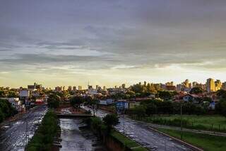 Ruas da Capital amanheceram molhadas após chuva durante a noite e madrugada. (Foto: Henrique Kawaminami)