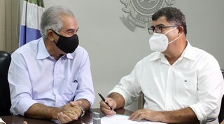 Governador Reinaldo Azambuja e presidente da Fetems, Jaime Teixeira. (Foto: Chico Ribeiro/Governo de MS)