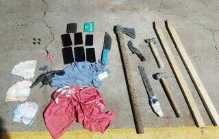 Objetos usados na tortura apreendidos com grupo. (Foto: Divulgação / BPM Choque)
