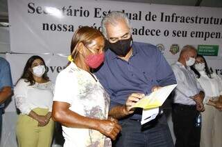 Governador Reinaldo Azambuja conversa com beneficária do programa &#34;Mais Social&#34;. (Foto: Edemir Rodrigues)