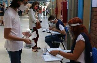 Alunos chegando em local de prova de processo seletivo promovido pela Fapec. (Foto: Divulgação) 