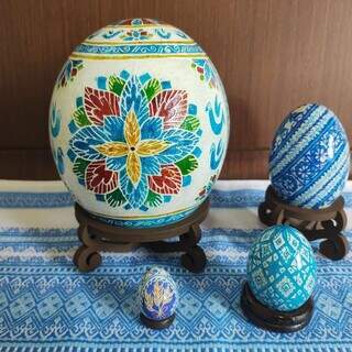 As pêssankas são escritas em ovos vazios. (Foto: Arquivo Pessoal)