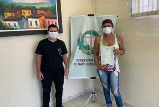 Durante atendimento, Pedro ajudou Carla a obter a nova certidão. (Foto: Defensoria Pública de Mato Grosso do Sul)