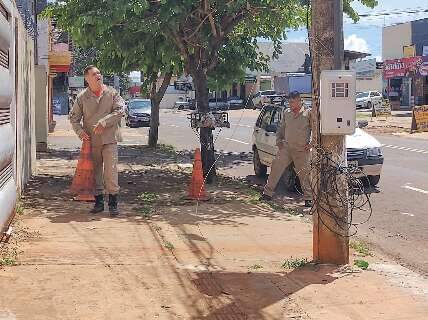 Fio de alta tens&atilde;o arrebenta e fica energizado em cal&ccedil;ada de oficina mec&acirc;nica 