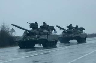 Tanques entrando em Mariupol, cidade na área ucraniana do Donbass. (Foto: Carlos Barria/Reuters)