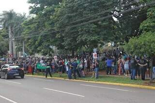 Professores protestam em frente à prefeitura esta tarde. (Foto: Paulo Francis)