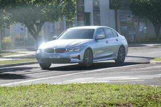 BMW foi um dos carros apreendidos (Foto: Henrique Kawaminami)