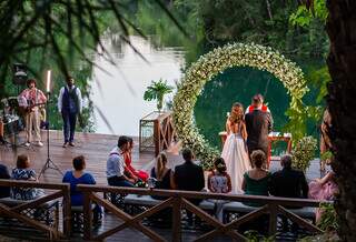 Casamento teve 18 convidados, com uma cerimônia realizada em deck na beira do Rio Formoso. (Foto: @fotografandobonito)