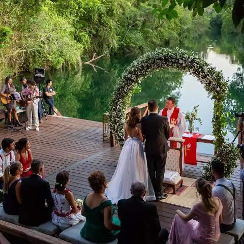 Casal abre mão de festão e viaja 637 km para casar no Rio Formoso