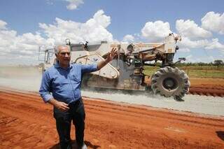 Governador Reinaldo Azambuja sinalizando obras da MS-165 para a implantação da rodovia Sul-fronteira. (Foto: Edemir Rodrigues)