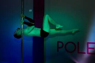 Jovem se tornou instrutor de pole dance na Capital. (Foto: Arquivo Pessoal)