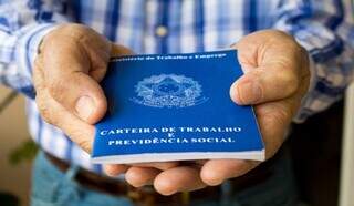 Homem segurando carteira de trabalho (Foto: Arquivo | Campo Grande News)