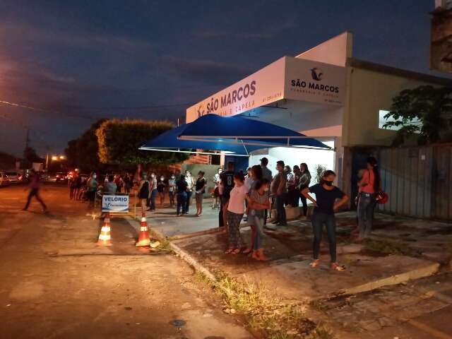  Familiares se despedem de jovem que morreu em acidente de tr&acirc;nsito na Capital